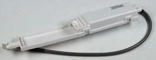 Weiße Platine mit USB-Anschluss und Kabel, hergestellt von Remko. Das Kabel besteht aus einem grauen Kunststoffmaterial und endet in einem weißen Stecker.