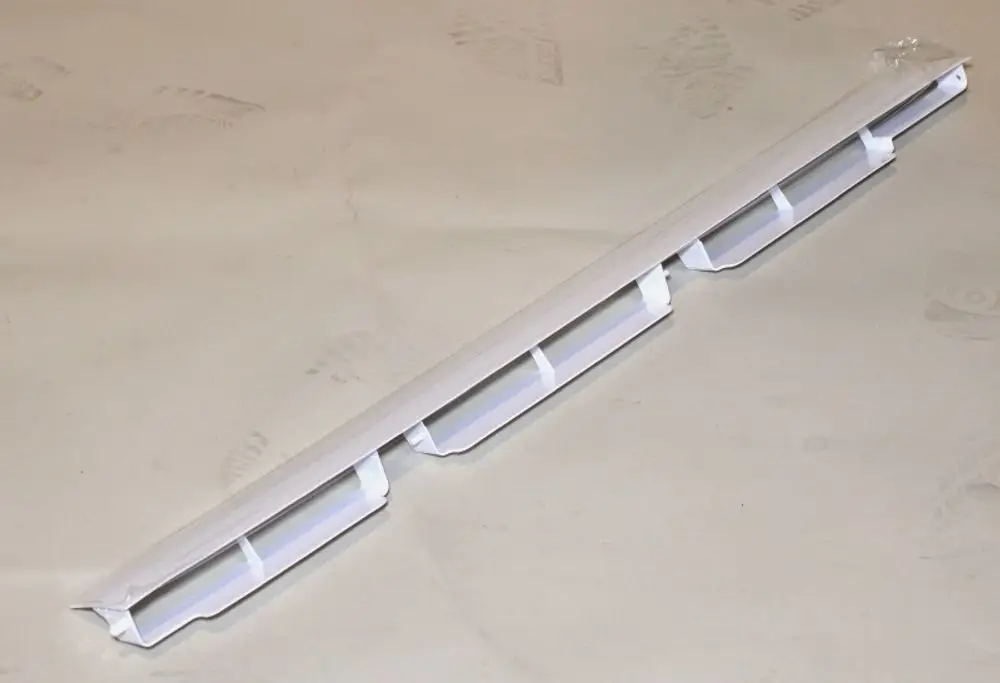 Horizontale Luftaustrittslamelle in Weiß auf einem neutralen Untergrund, mit mehreren Auslassöffnungen, Produkt von Remko.