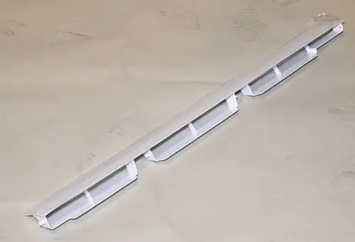 Horizontale Luftaustrittslamelle in Weiß auf einem neutralen Untergrund, mit mehreren Auslassöffnungen, Produkt von Remko.