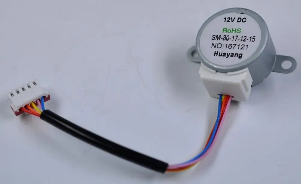 DC-Motor mit vieradrigem Anschlusskabel. Der Motor trägt die Aufschrift „12V DC RoHS“ und stammt von der Marke Remko.