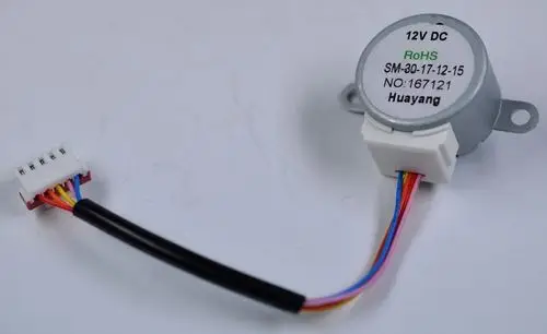 DC-Motor mit vieradrigem Anschlusskabel. Der Motor trägt die Aufschrift „12V DC RoHS“ und stammt von der Marke Remko.