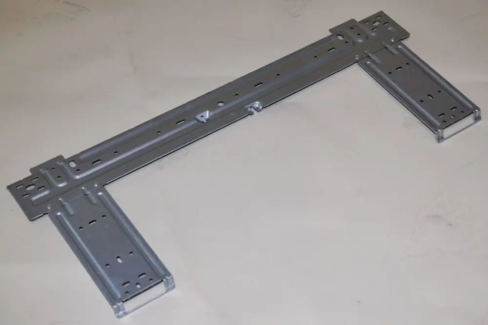 Wandhalterung aus Metall in silberner Farbe, zur Befestigung an Wänden, geeignet für Gerätesysteme von Remko.