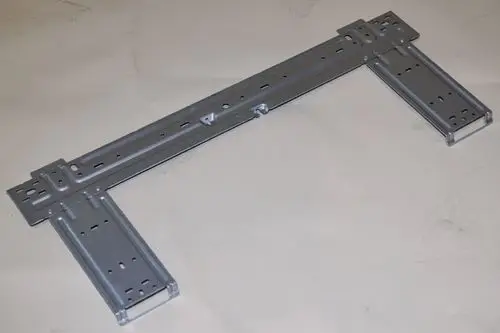 Wandhalterung aus Metall in silberner Farbe, zur Befestigung an Wänden, geeignet für Gerätesysteme von Remko.