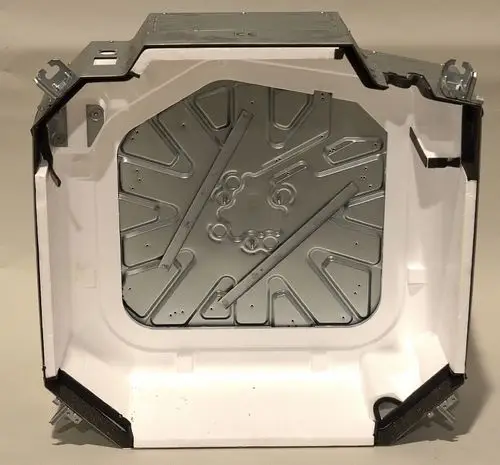 Gerätegehäuse von Remko, innen mit metallischer Struktur und Isolierung, zeigt die Montagefläche ohne sichtbare Anschlussdetails oder spezifische Maße.