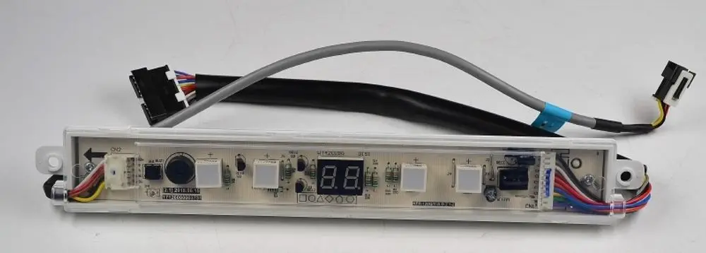 Platine mit mehreren Tasten, einem Display und Anschlusskabeln. Hersteller ist Remko. Verwendung wahrscheinlich für Klimatechnik oder Heizsysteme.