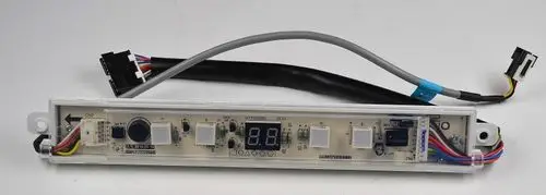 Platine mit mehreren Tasten, einem Display und Anschlusskabeln. Hersteller ist Remko. Verwendung wahrscheinlich für Klimatechnik oder Heizsysteme.