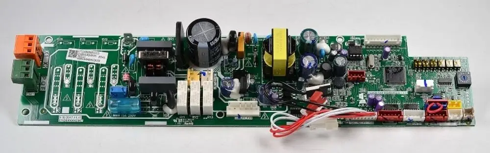 Steuerplatine von Remko mit verschiedenen elektronischen Komponenten, Anschlüssen und Platinelementen. Eignet sich zur Steuerung von Geräten oder Systemen.