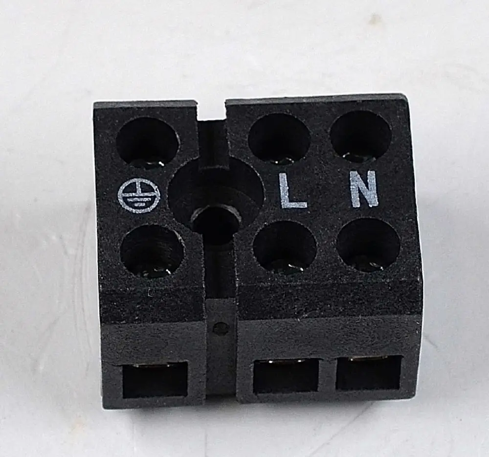 Schwarzer Klemmblock mit verschiedenen Anschlüssen und gekennzeichneten Positionen für L und N, geeignet für elektrische Verbindungen, Marke Remko.