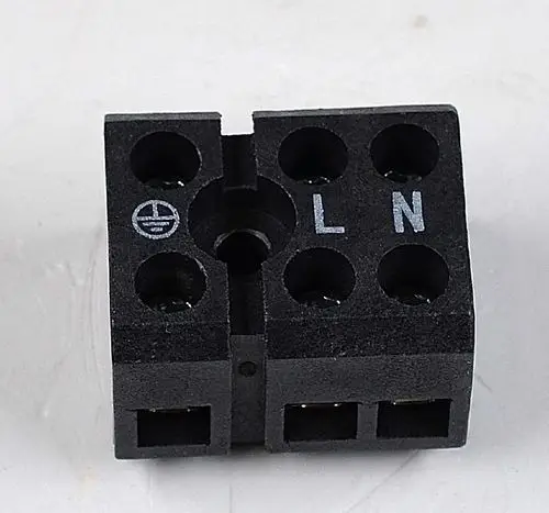Schwarzer Klemmblock mit verschiedenen Anschlüssen und gekennzeichneten Positionen für L und N, geeignet für elektrische Verbindungen, Marke Remko.