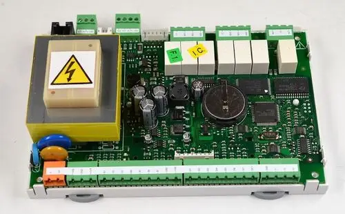 Schaltplatine von Remko mit verschiedenen Anschlüssen, Bauteilen wie einem Transformator, Kondensatoren und einer Batterie, dargestellt in einem kompakten Gehäuse.
