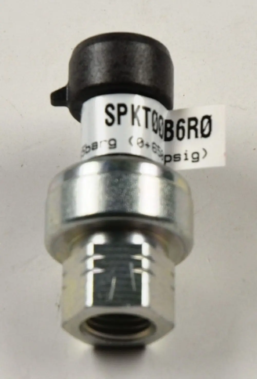 Hochdrucksensor mit Metallgehäuse und Aufkleber, der Angaben zur Druckmessung enthält. Herstellerangabe: Remko. Das Produkt hat einen Anschluss für die Montage.