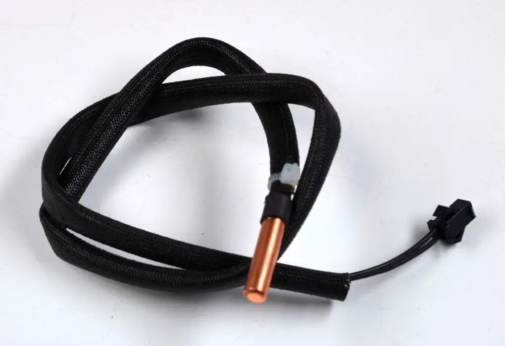 Temperatursensor mit einem Kupferteil und schwarzer Umhüllung, verbunden mit einem Kabel. Produkt von Remko, geeignet für temperaturbezogene Anwendungen.