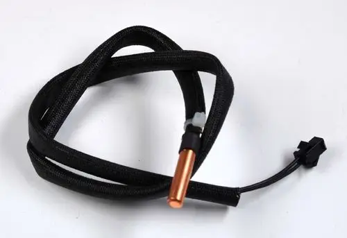 Temperatursensor mit einem Kupferteil und schwarzer Umhüllung, verbunden mit einem Kabel. Produkt von Remko, geeignet für temperaturbezogene Anwendungen.
