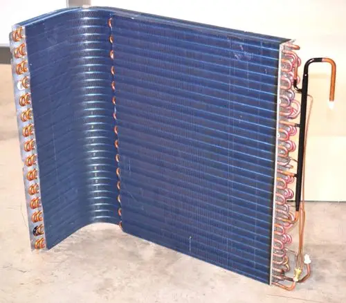 Verflüssiger mit mehreren Kupferrohren und einer blauen Lamellenoberfläche, hergestellt von Remko. Geeignet für elektrische Kühl- oder Heizsysteme.