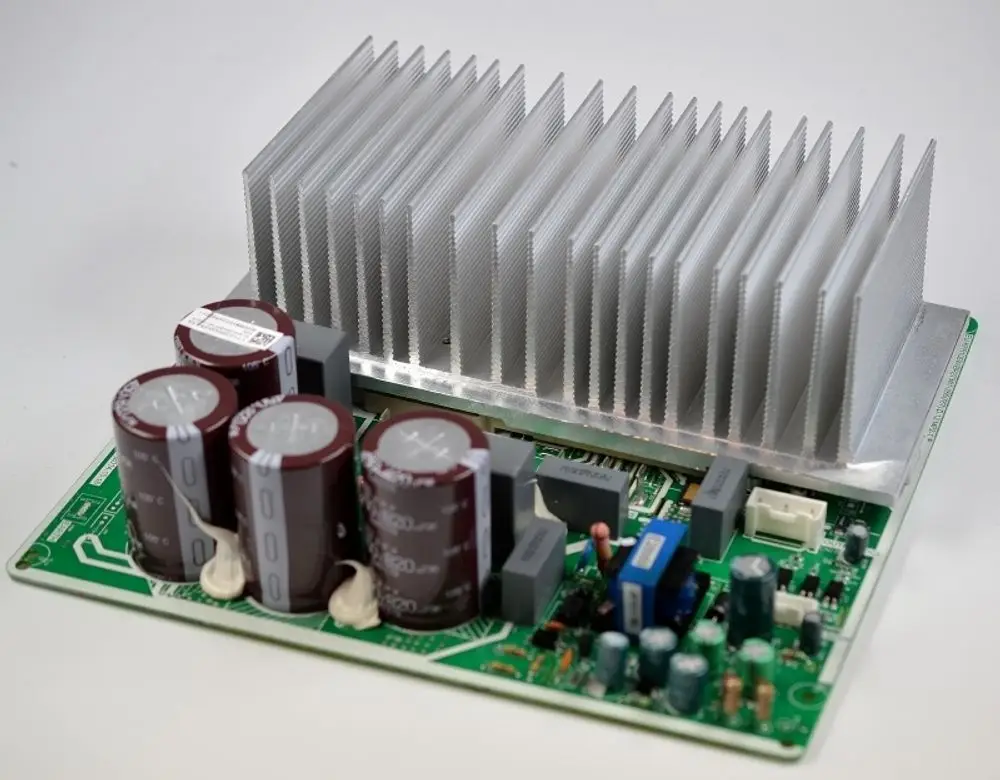 Platine mit mehreren Elektrolytkondensatoren und einem Aluminiumkühlkörper, entworfen für die Nutzung in Remko-Invertern.