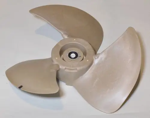 Ventilatorflügel in heller Kunststofffarbe, designed für die Verwendung in Lüftungsanlagen, hergestellt von Remko.