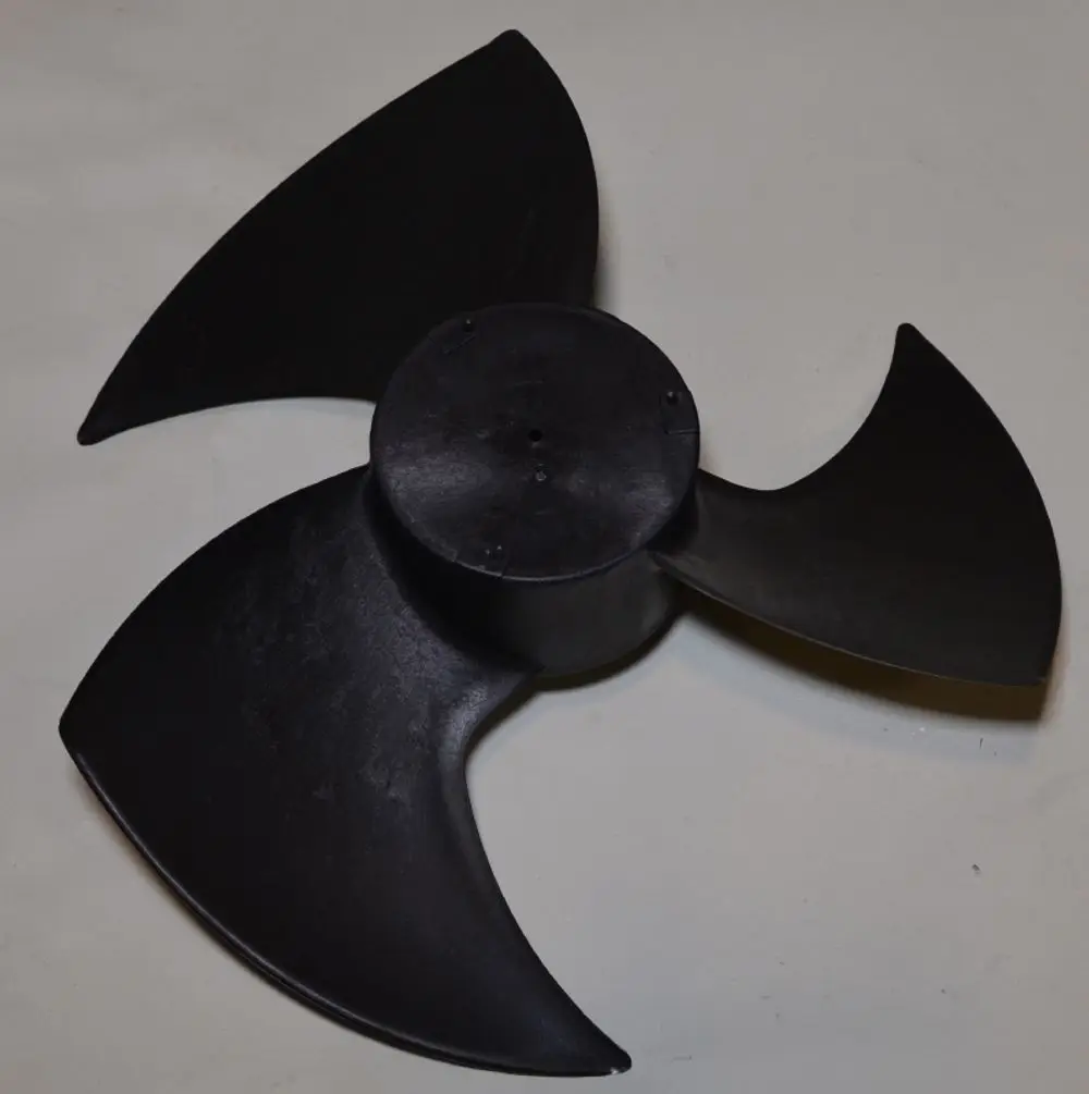 Schwarzer Ventilatorflügel mit drei Blättern, montierbar auf einem Motor, geeignet für industrielle Anwendungen, hergestellt von Remko.