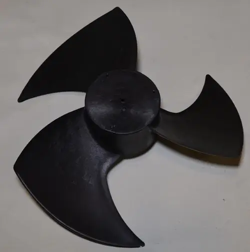 Schwarzer Ventilatorflügel mit drei Blättern, montierbar auf einem Motor, geeignet für industrielle Anwendungen, hergestellt von Remko.