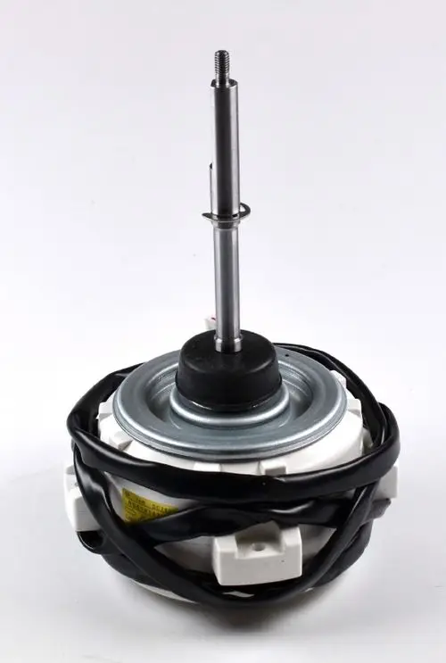 Ventilatormotor mit einer zentralen Welle und elektrischen Anschlüssen, geeignet für Verwendung in Luftversorgungssystemen, produziert von Remko.