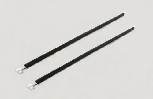 Zwei schwarze, flache Streben mit silberfarbenen Enden, möglicherweise von einem Remko-Produkt, liegen auf hellem Untergrund.