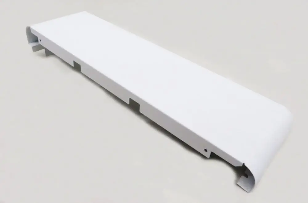 Weißes Gehäuse aus Metall mit flacher Oberfläche und abgerundeten Kanten, vermeintlich für ein Heizgerät der Marke Remko, auf hellem Hintergrund.