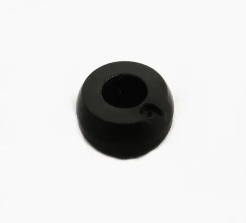 Schwarze, runde Gummikomponente mit zentralem Loch und kleiner seitlicher Öffnung. Teil eines Verdampferventilators der Marke Remko.