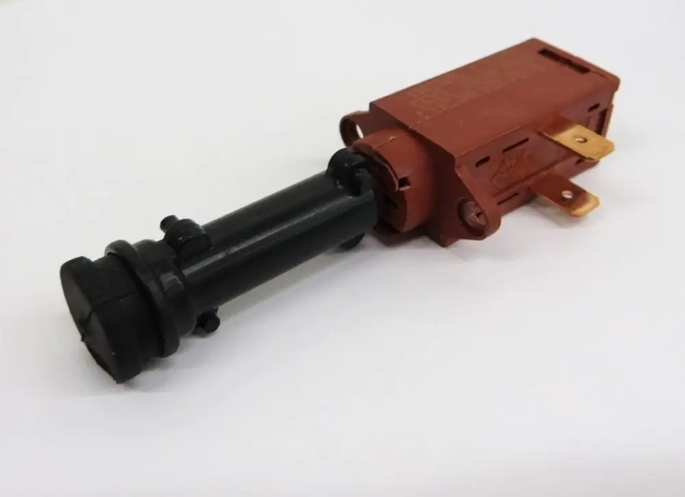 Thermoaktuator in brauner und schwarzer Ausführung von Remko, mit zwei Anschlüssen. Das Produkt dient zur Regelung eines Kondensatablaufs.
