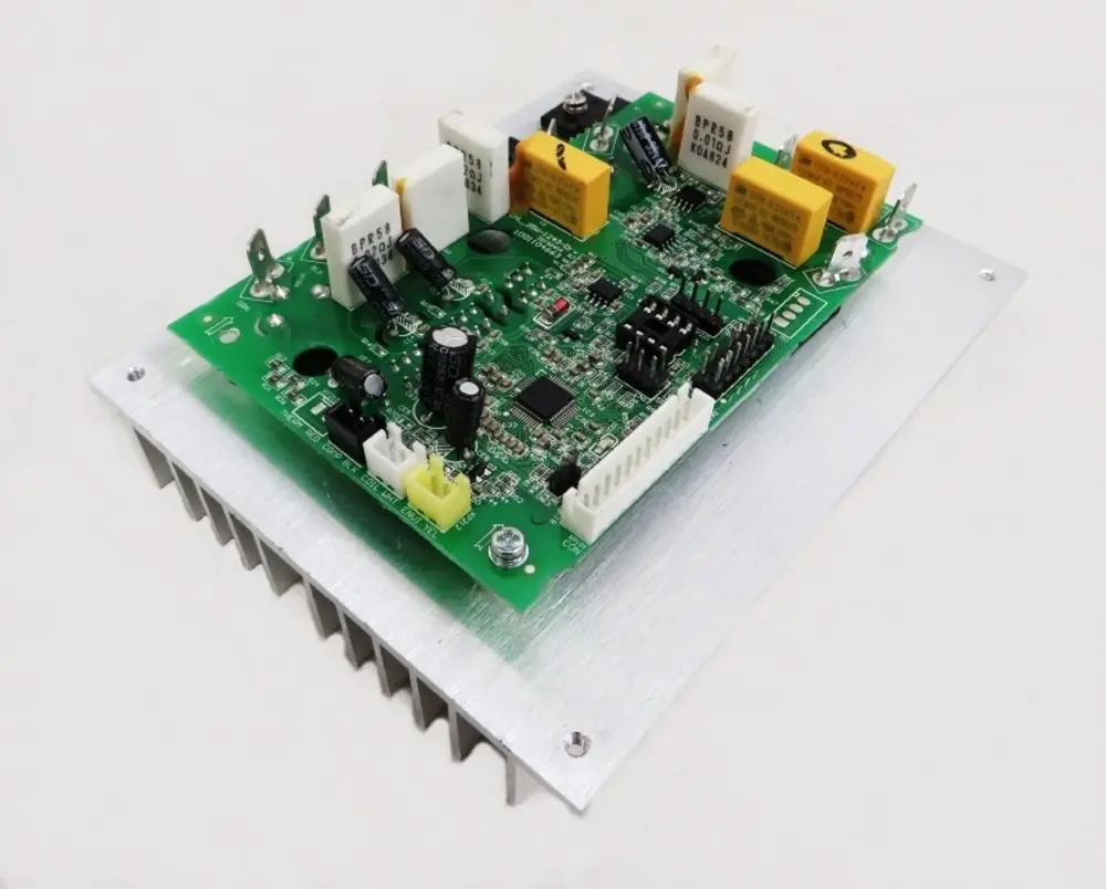 Leiterplatte mit mehreren Elektrobauteilen, montiert auf einem silbernen Kühlkörper. Das Produkt ist für Anwendungen von Remko konzipiert.