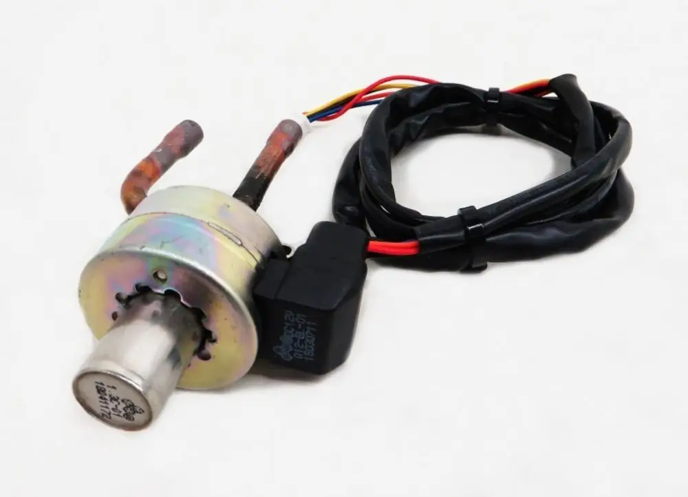 Spule mit Metallgehäuse und mehreren Anschlüssen, angeschlossen durch Kabel mit einer elektrischen Steckverbindung, hergestellt von Remko.
