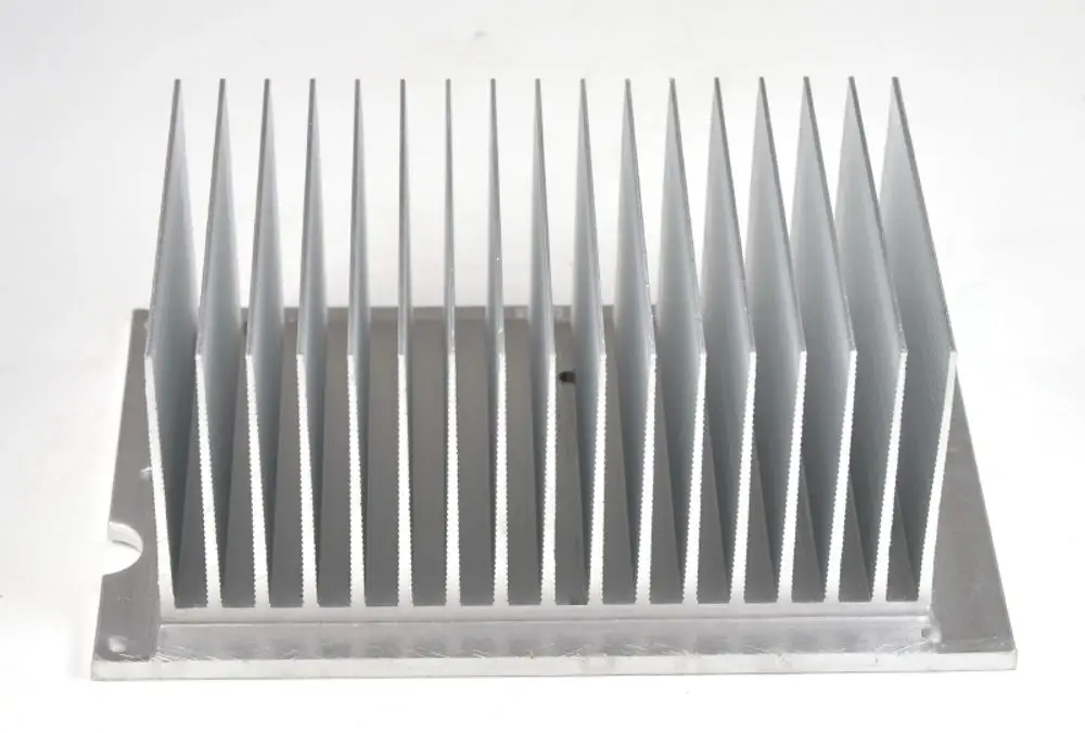 Kühlkörper aus Aluminium mit einer Reihe von Kühlrippen. Hergestellt von Remko, dient zur Wärmeableitung in elektrischen Geräten.