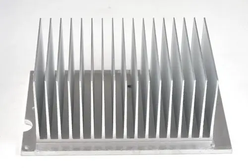 Kühlkörper aus Aluminium mit einer Reihe von Kühlrippen. Hergestellt von Remko, dient zur Wärmeableitung in elektrischen Geräten.