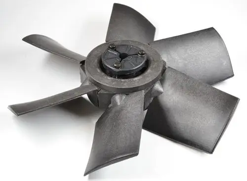 Ventilatorflügel in dunklem Material, montiert auf einem zentralen Antriebselement. Produkt von Remko, geeignet für Anwendung in Lüftungssystemen.