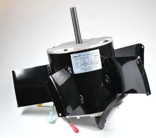 Schwarzer Elektromotor mit mehreren Anschlussklemmen und einer Metallwelle. Auf dem Gehäuse befindet sich ein Etikett mit technischen Details. Marke: Remko.