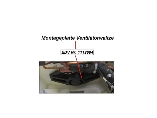 Montageplatte für Ventilator, anscheinend von Remko, befestigt an Rohren mit sichtbaren Nummern und Kabeln. Klarer Blick auf die Montageplatte ohne spezifische Maße.