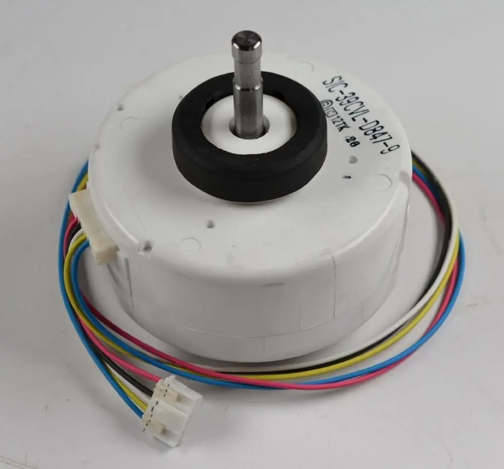 Remko Ventilatormotor mit mehreren Anschlussleitungen. Der Motor hat eine flache Bauform und eine zentrale Welle zur Montage.