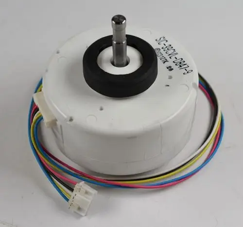 Remko Ventilatormotor mit mehreren Anschlussleitungen. Der Motor hat eine flache Bauform und eine zentrale Welle zur Montage.