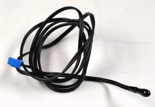 Schwarzes Kabel mit einem blauen Steckverbinder und einem sensorähnlichen Ende. Produkt von Remko, möglicherweise für die Raumluftüberwachung.