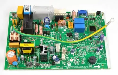 Steuerplatine von Remko, mit verschiedenen elektrischen Bauteilen wie Widerständen, Kondensatoren und Relais, auf einer grünen Leiterplatte angeordnet.