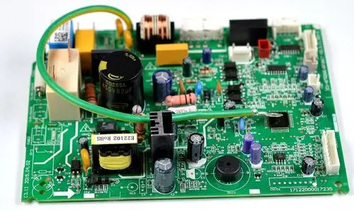 Grüne Steuerplatine von Remko, bestückt mit verschiedenen elektrischen Bauteilen wie Widerständen, Kondensatoren und einem Transformator.