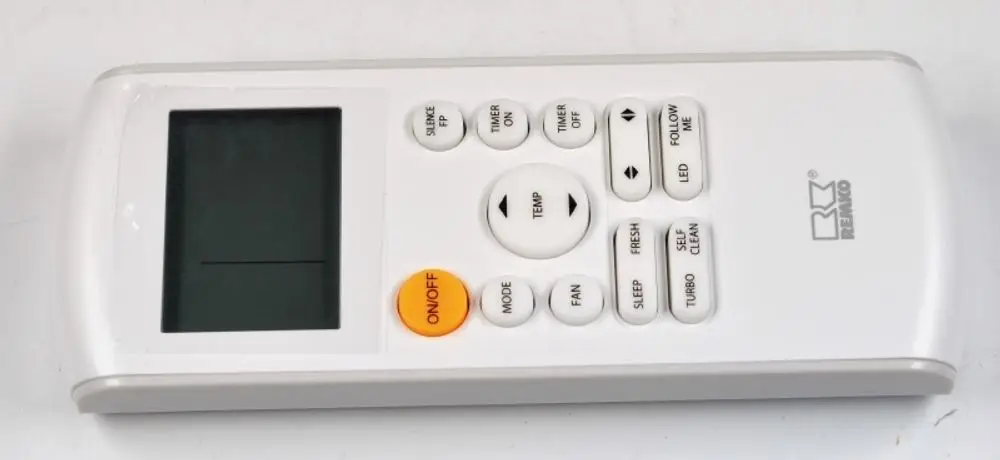 Fernbedienung von Remko mit Display und Tasten für Funktionen wie Timer, Temperatur, Ventilator und Reinigungsmodus. Das Gerät ist in Weiß gehalten.