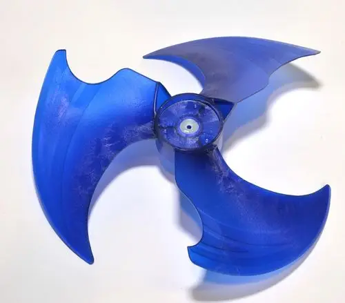 Blauer Ventilatorflügel mit aerodynamischem Design, angebracht an einem zentralen Drehmechanismus, hergestellt von Remko. Der Flügel ist leicht und zeigt Staubansammlungen an der Oberfläche.