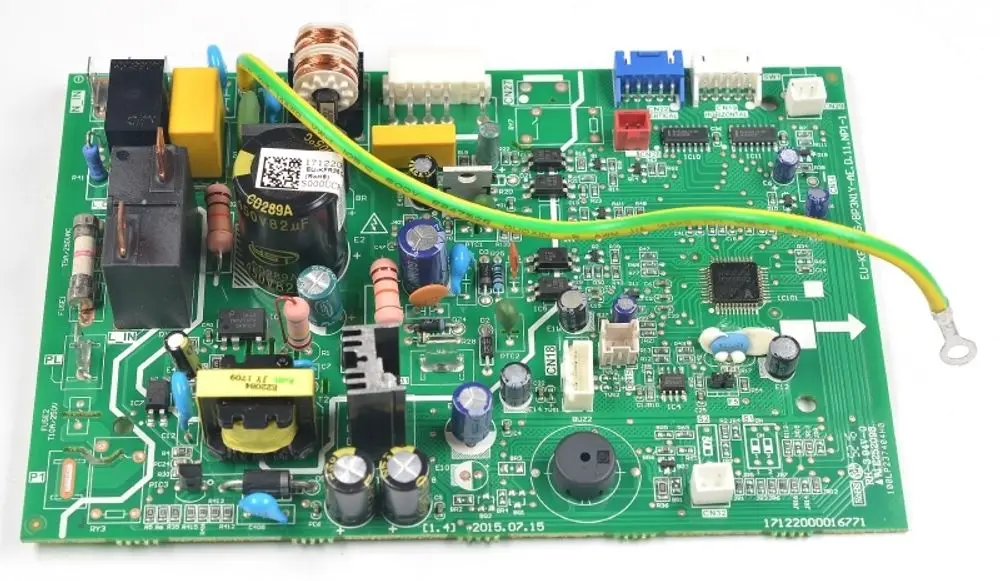 Grüne Steuerplatine mit verschiedenen elektronischen Bauteilen, insbesondere einer großen Kapazität, hergestellt von Remko. Es sind mehrere Anschlüsse und Komponenten sichtbar.