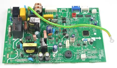 Grüne Steuerplatine mit verschiedenen elektronischen Bauteilen, insbesondere einer großen Kapazität, hergestellt von Remko. Es sind mehrere Anschlüsse und Komponenten sichtbar.