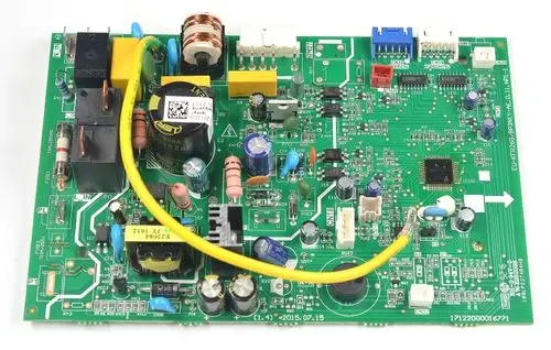 Steuerplatine mit verschiedenen elektronischen Komponenten, darunter Widerstände, Kondensatoren und Steckverbinder, verwendet in Geräten der Marke Remko.