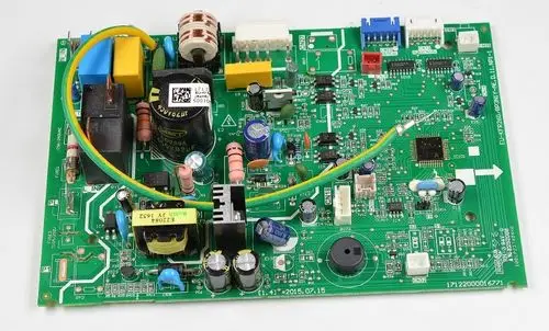 Steuerplatine von Remko mit verschiedenen elektronischen Komponenten, darunter Widerstände, Kondensatoren und Anschlüsse. Deutlich grüne Leiterplatte.