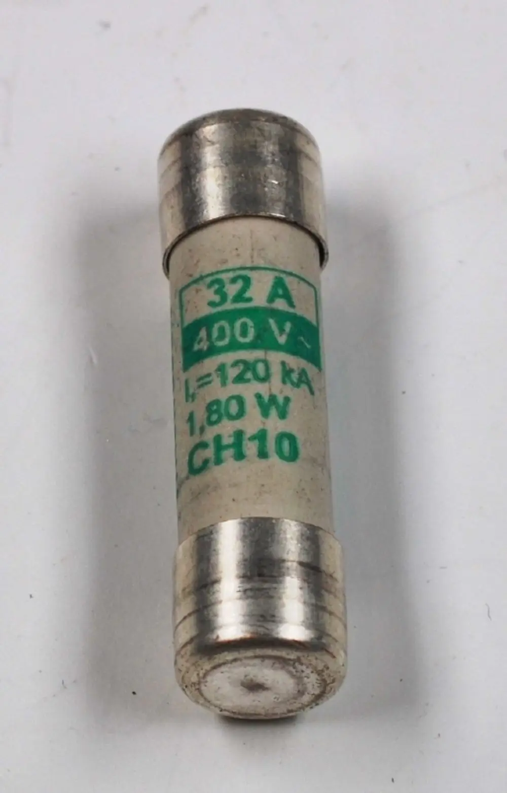 Sicherungseinsatz von Remko mit einer Amperezahl von 32 A und einer Spannung von 400 V, gekennzeichnet mit technischen Spezifikationen auf einem weißen Gehäuse.