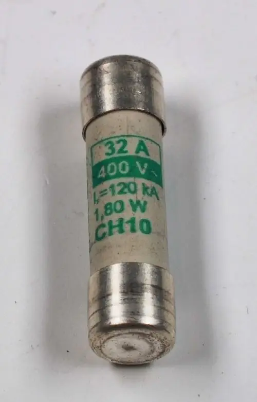Sicherungseinsatz von Remko mit einer Amperezahl von 32 A und einer Spannung von 400 V, gekennzeichnet mit technischen Spezifikationen auf einem weißen Gehäuse.