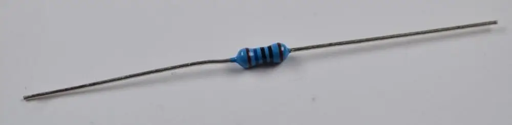 Widerstand mit blauer Isolierung und schwarzen Streifen, montiert auf zwei Drahtbeinen, geeignet für Anwendungen in elektrischen Schaltungen, Remko.