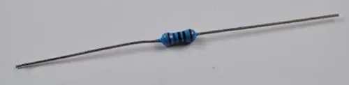 Widerstand mit blauer Isolierung und schwarzen Streifen, montiert auf zwei Drahtbeinen, geeignet für Anwendungen in elektrischen Schaltungen, Remko.