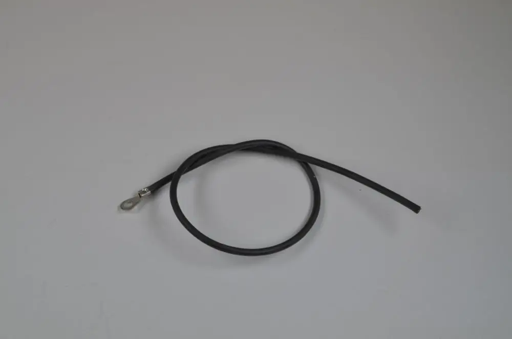 Schwarzes Kabel mit einer Ringöse an einem Ende. Es scheint für elektrische Anwendungen geeignet zu sein, möglicherweise im Zusammenhang mit Heizungen von Remko.